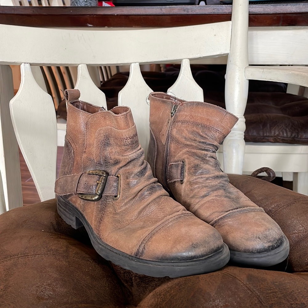Earth brown boots with buckle.